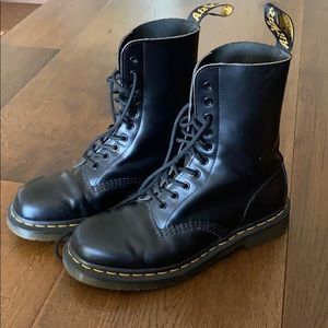 Black Dr. Martins size 39